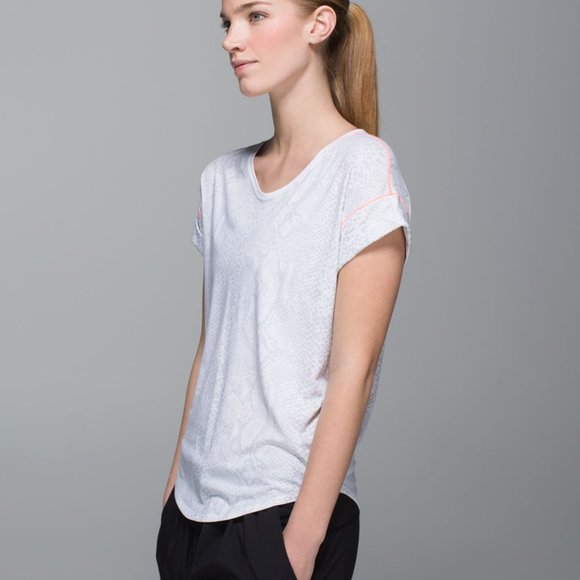 Lululemon Weekend Short Sleeve Shirt GUC
